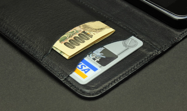 内側にはクレジットカードや紙幣を収納できるカードポケットを2つ装備